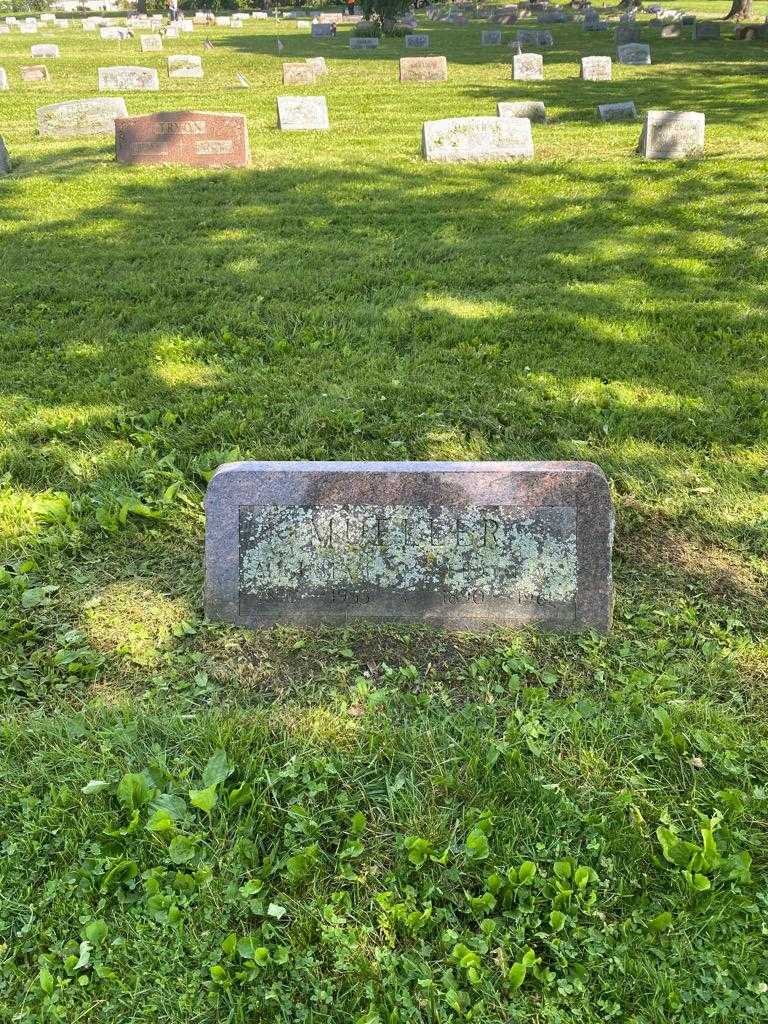 Augusta E. Mueller's grave. Photo 2