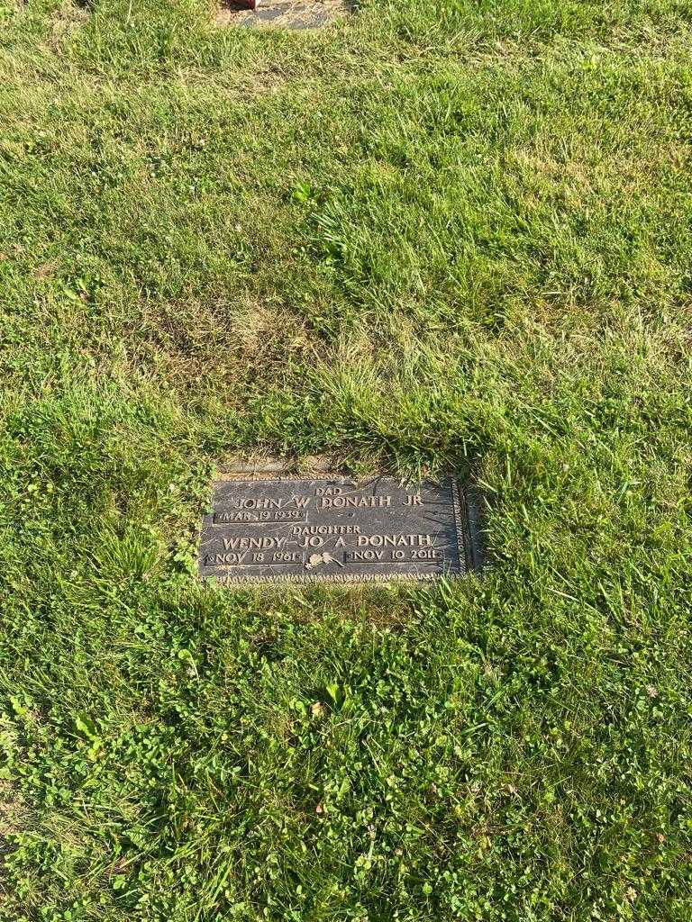 Wendy-Jo A. Donath's grave. Photo 2