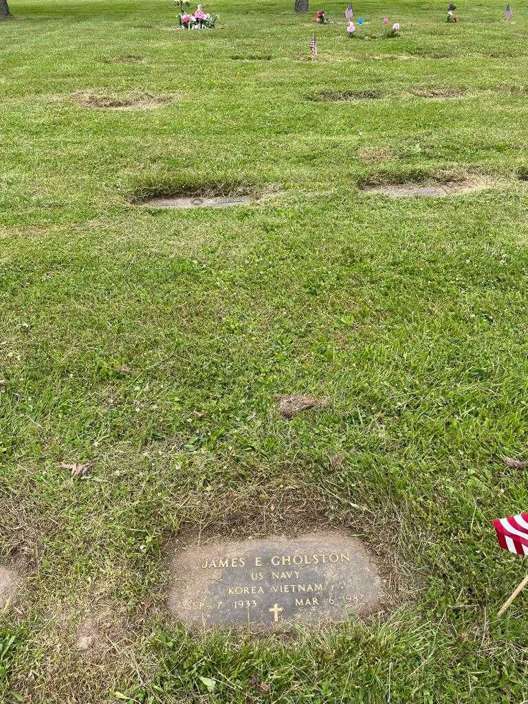 James E. Gholston's grave. Photo 2