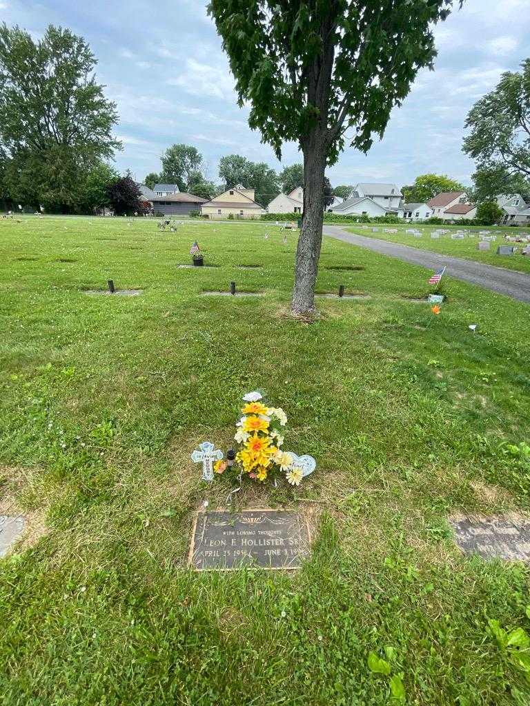 Leon E. Hollister Senior's grave. Photo 1