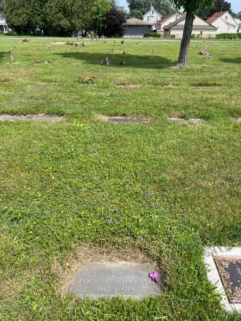 Ivan H. Schryver's grave. Photo 2