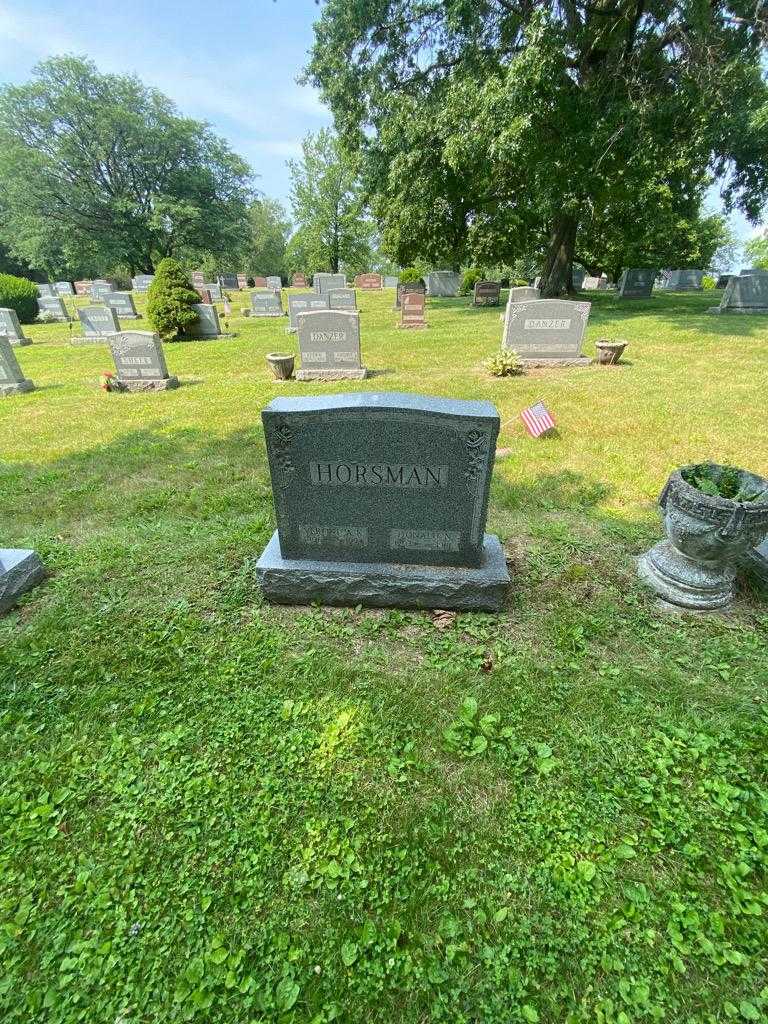 Veronica K. Horsman's grave. Photo 1