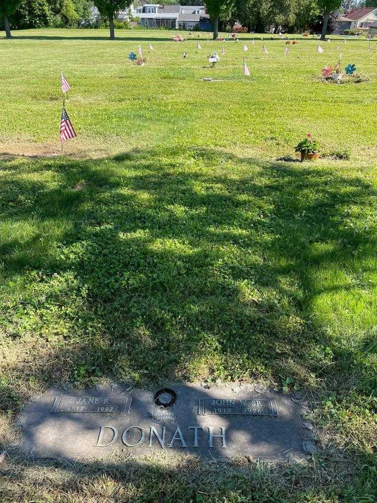 John W. Donath Senior's grave. Photo 2
