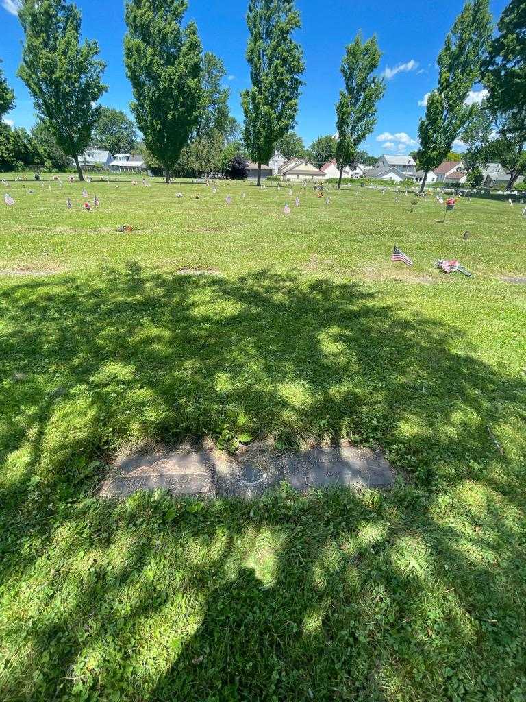 Cecil M. Houde's grave. Photo 1