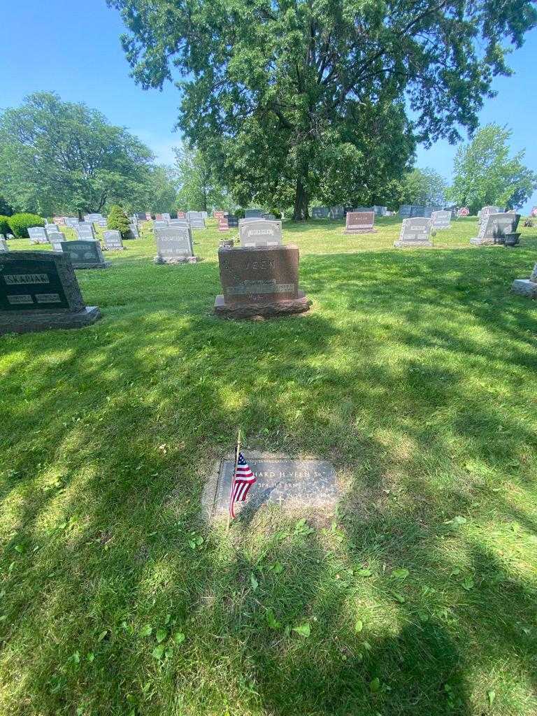 Richard H. Veen Senior's grave. Photo 1