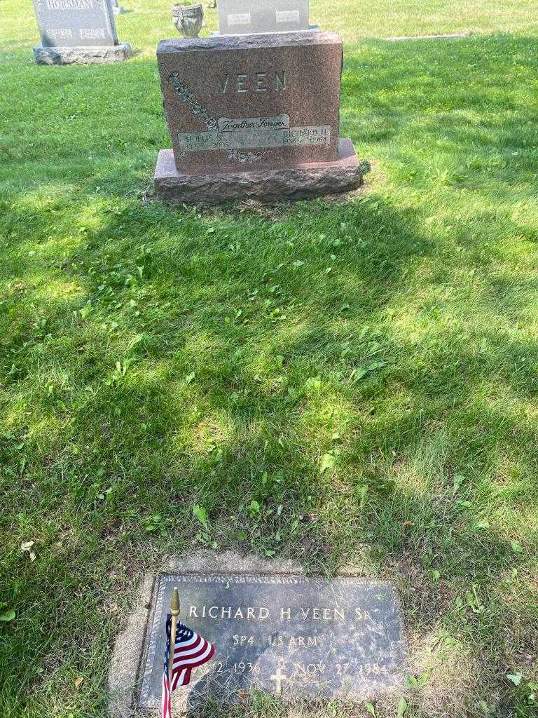Richard H. Veen Senior's grave. Photo 2