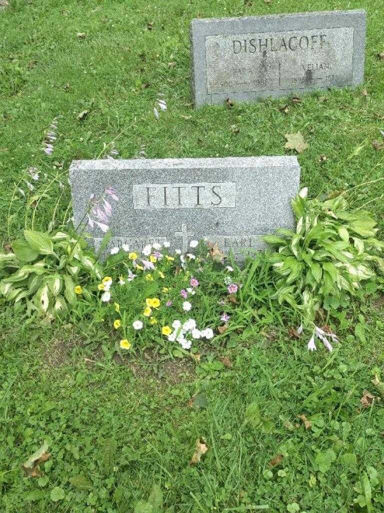 Earl Fitts's grave. Photo 3