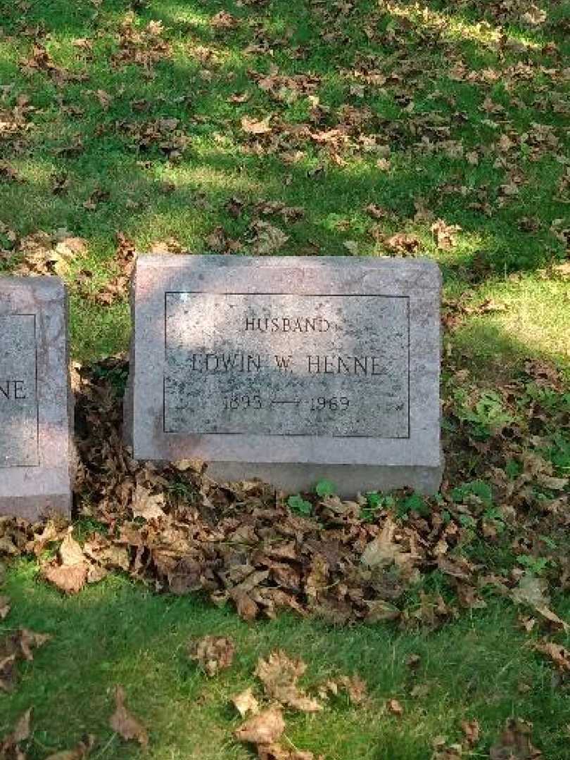 Edwin W. Henne's grave. Photo 3