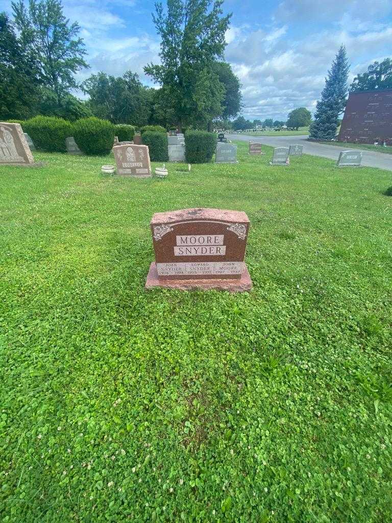 Edward Snyder's grave. Photo 1