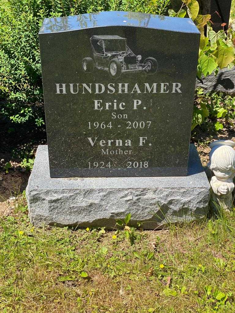 Verna F. Hundshamer's grave. Photo 3