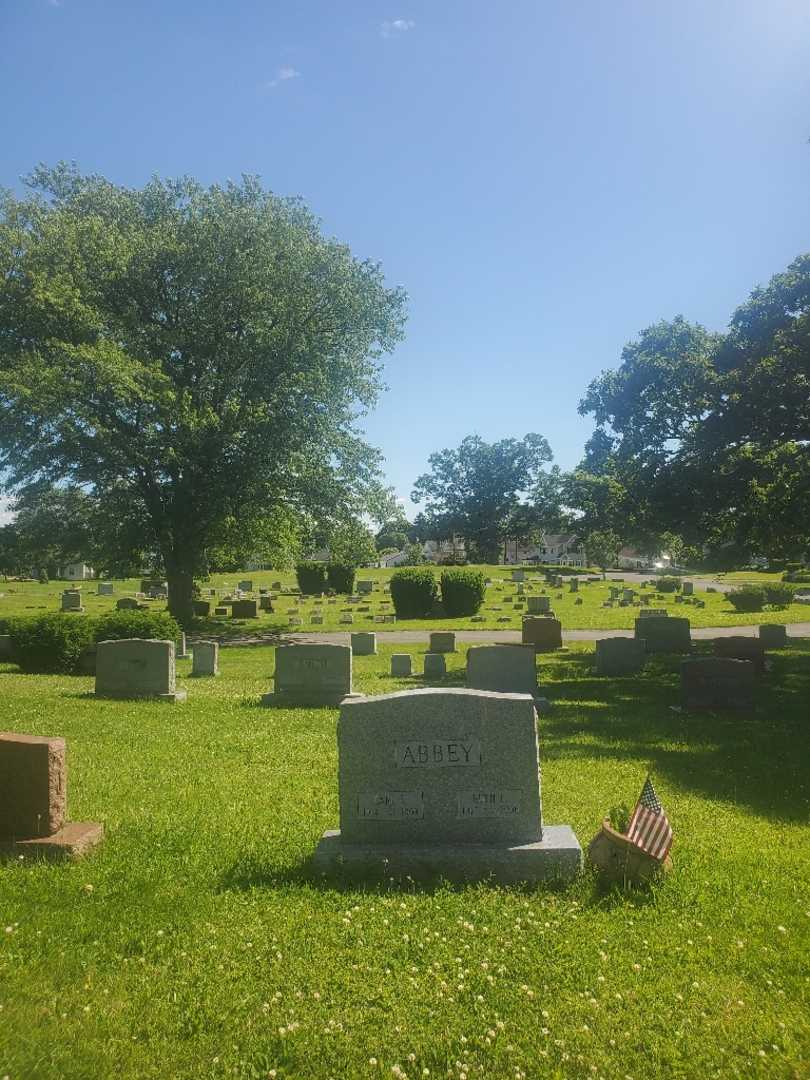 Ruth F. Abbey's grave. Photo 1