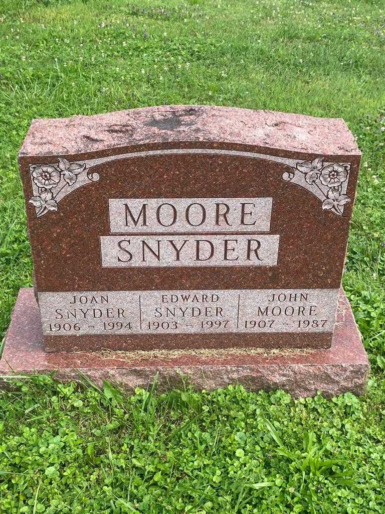 Edward Snyder's grave. Photo 3