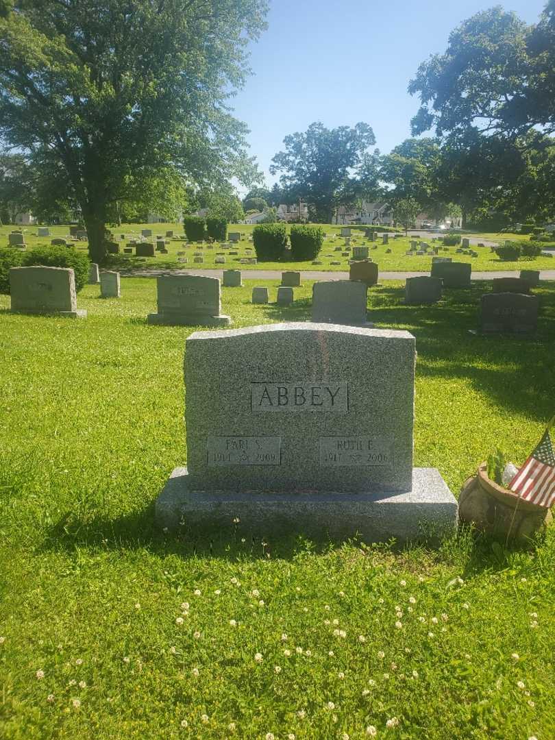 Ruth F. Abbey's grave. Photo 2