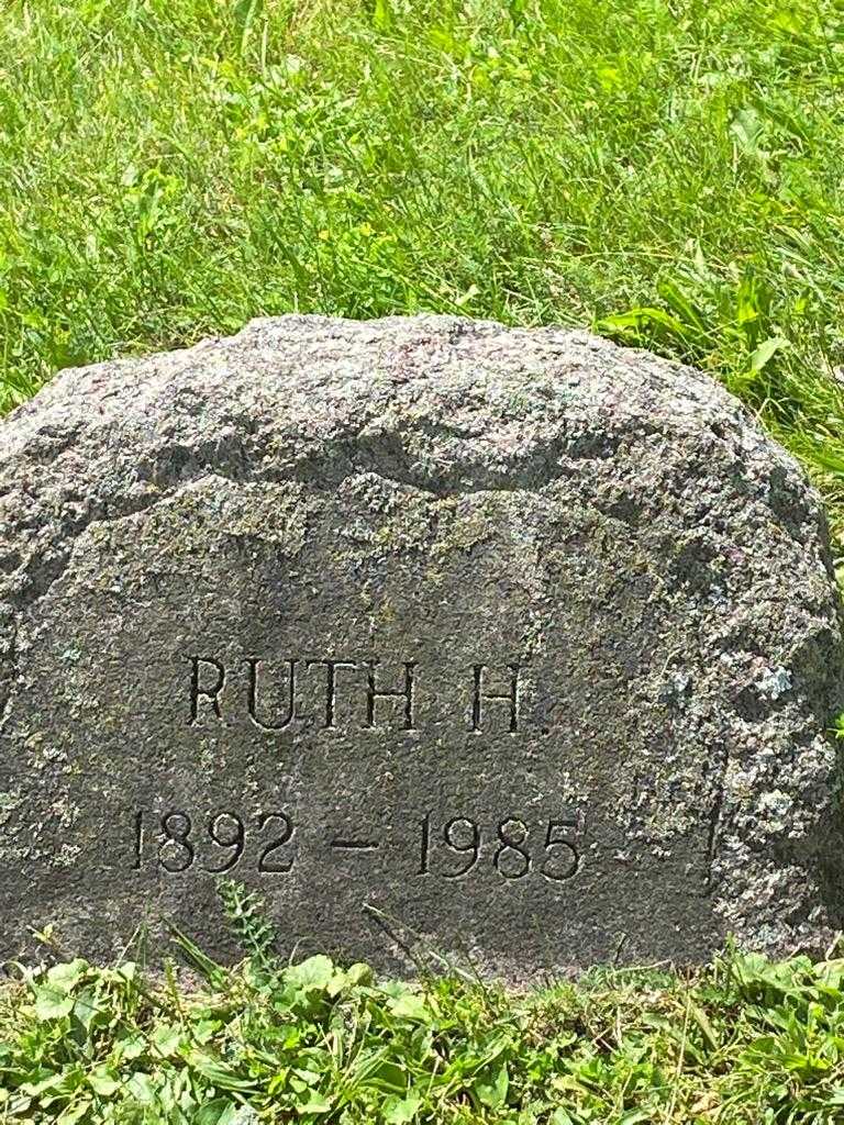 Ruth H. Mcleod's grave. Photo 3