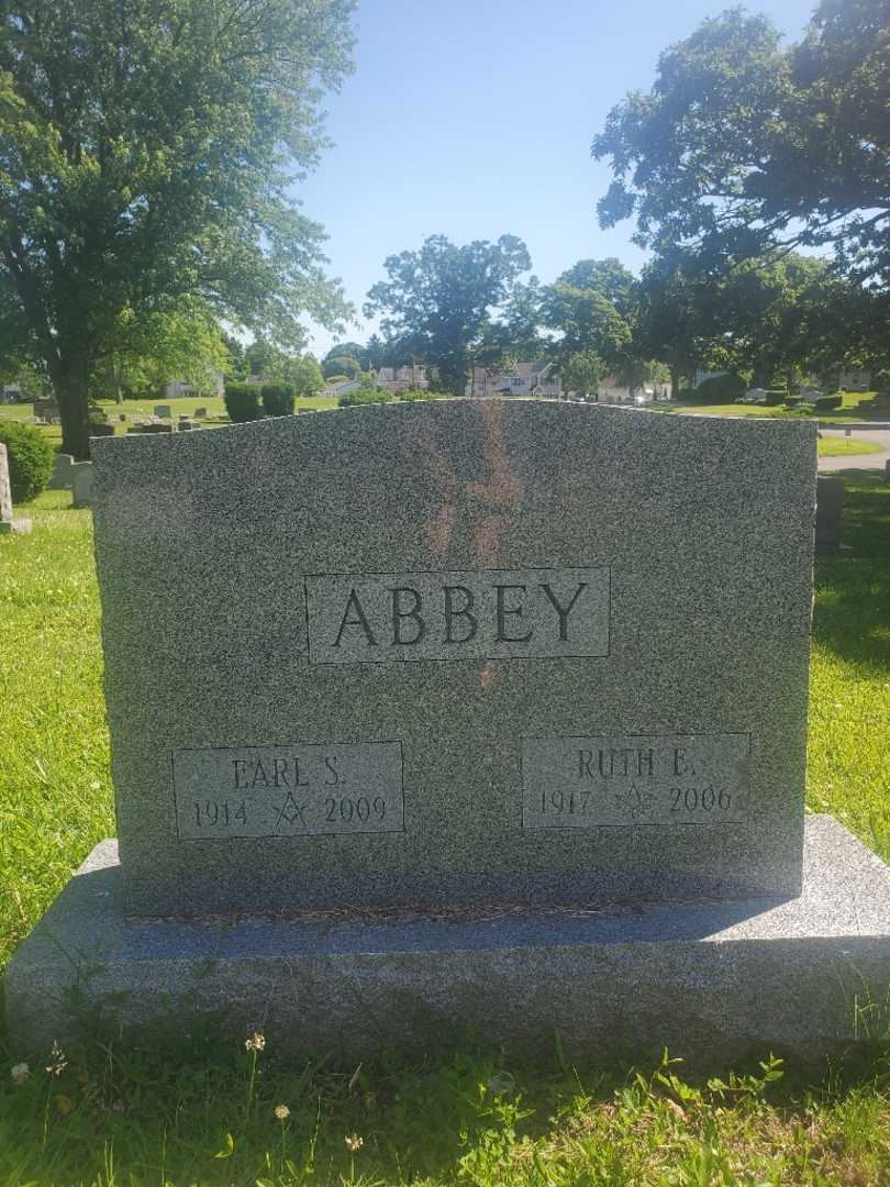 Ruth F. Abbey's grave. Photo 3