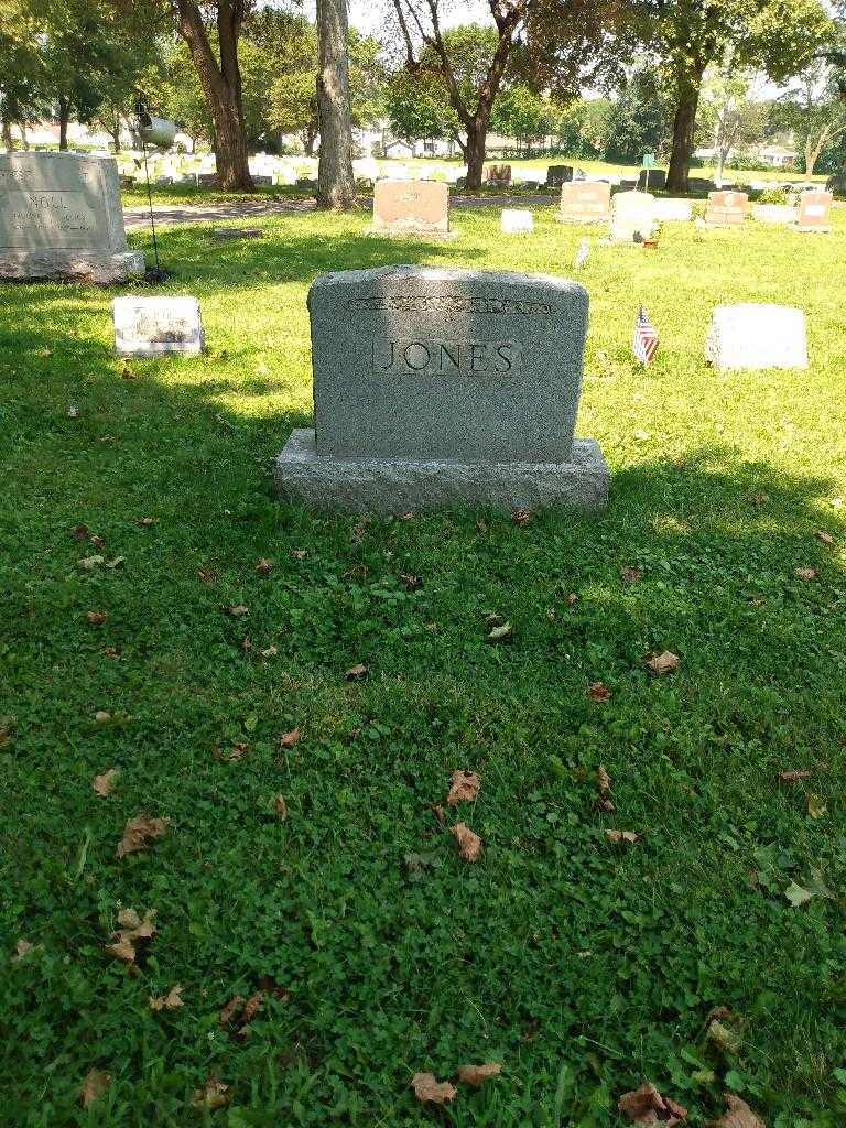 Ethel W. Jones's grave. Photo 1