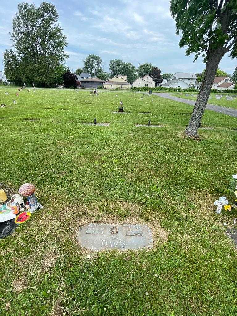 Beverly J. Davis's grave. Photo 1