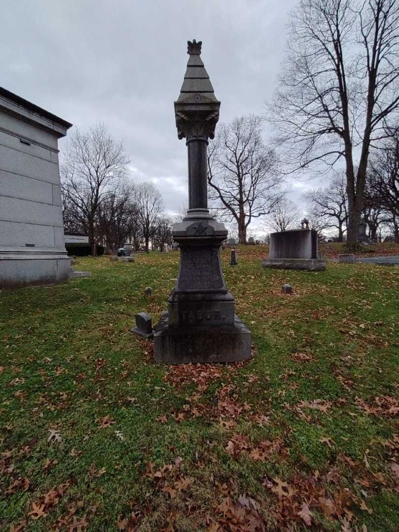 Clara Tabor's grave. Photo 1