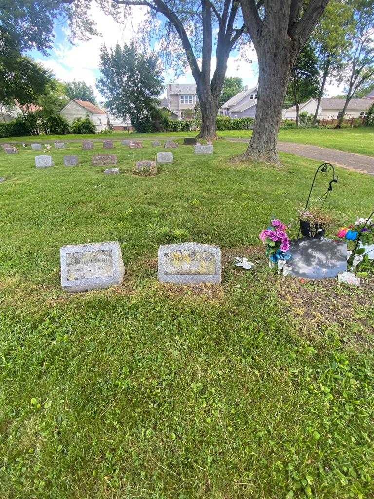 Marion E. Lanty's grave. Photo 1
