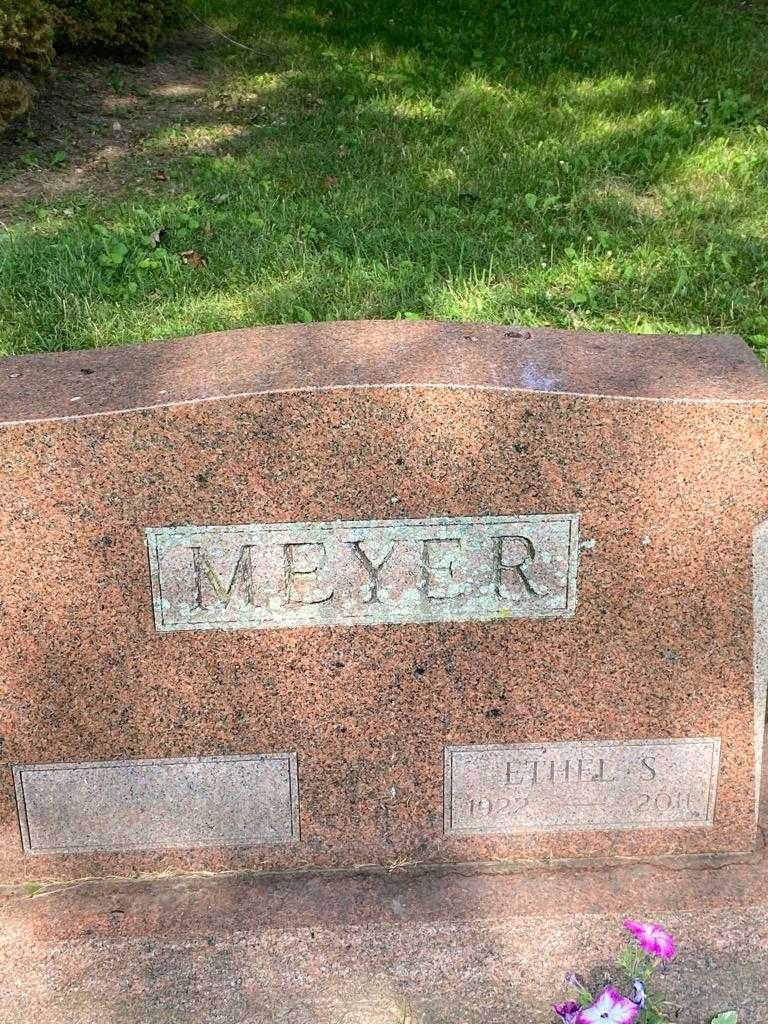 Ethel S. Meyer's grave. Photo 2