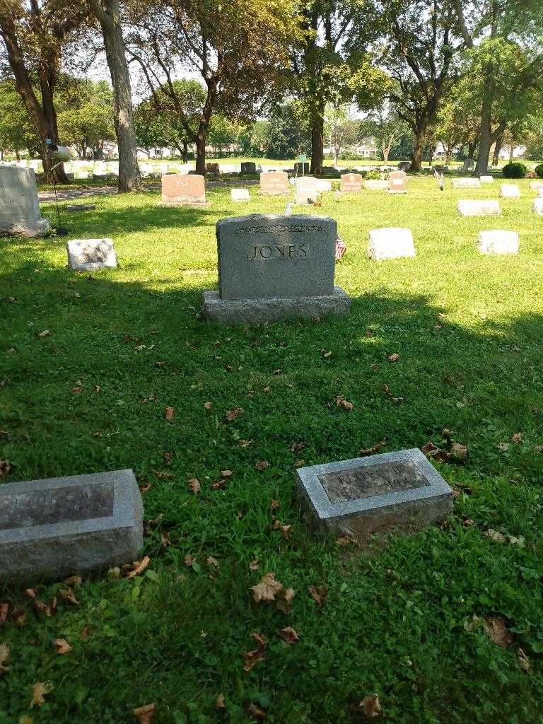 Ethel W. Jones's grave. Photo 3