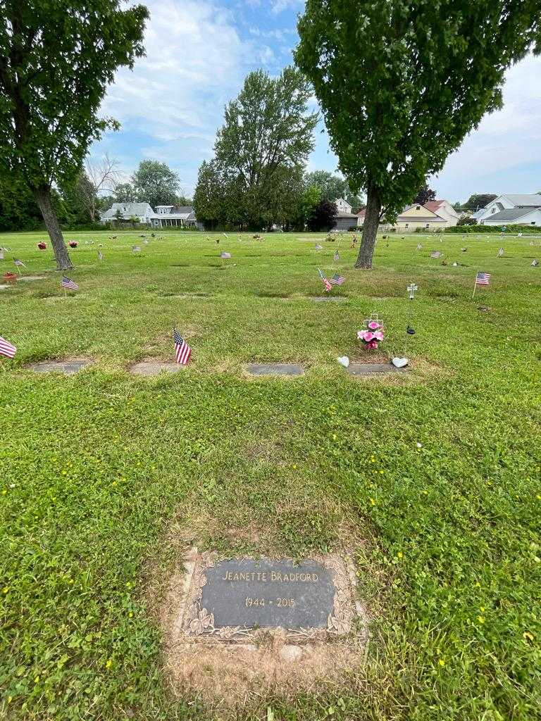 Jeanette Bradford's grave. Photo 1