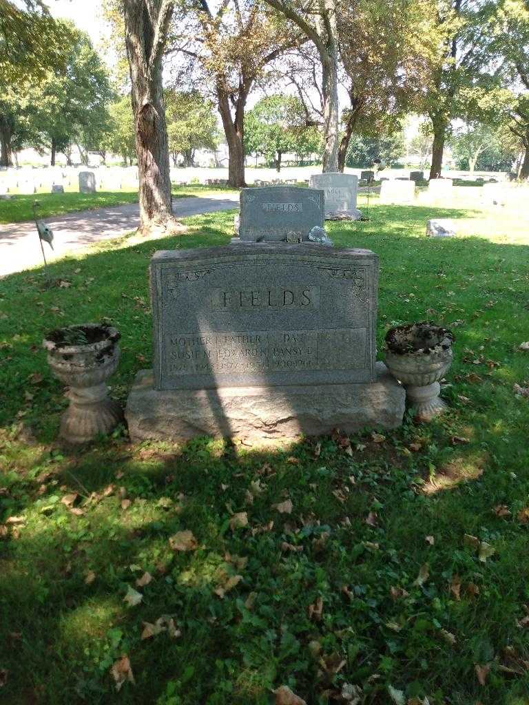 Susie M. Fields's grave. Photo 1
