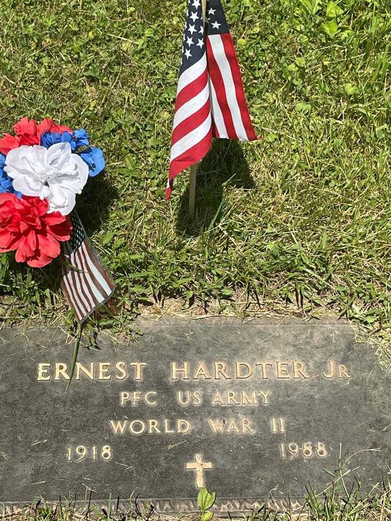 Ernest Hardter Junior's grave. Photo 3