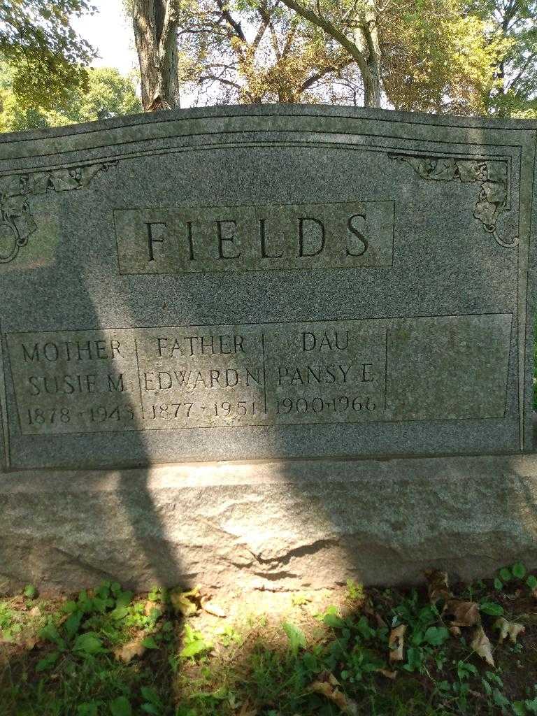 Susie M. Fields's grave. Photo 3
