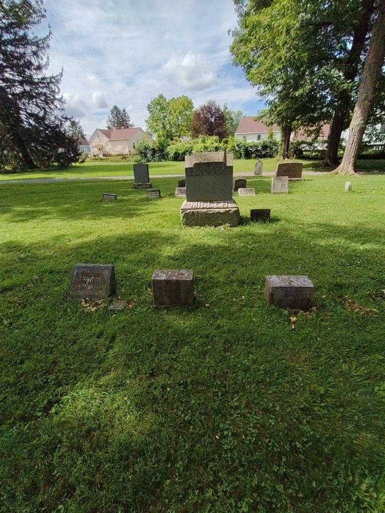 Caroline Miller's grave. Photo 1