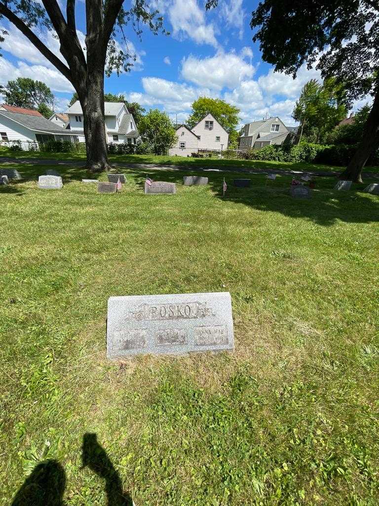 Anna Mae Rosko's grave. Photo 1