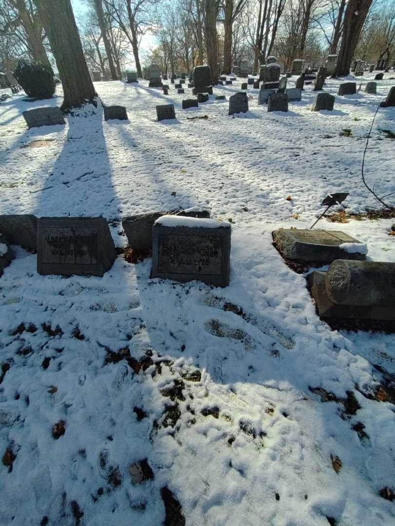 Emma Eagle's grave. Photo 1