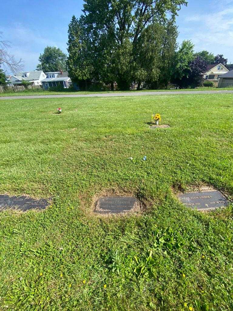 Audrey L. Gratzer's grave. Photo 1