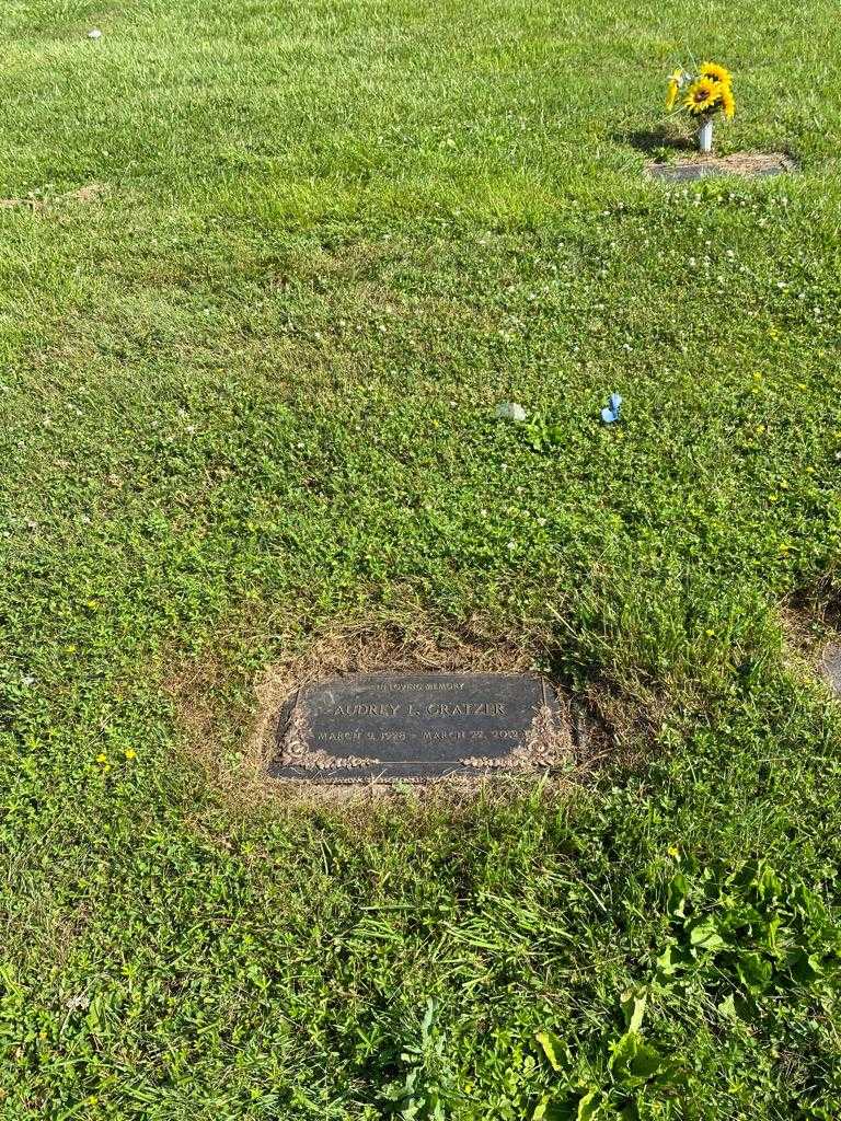 Audrey L. Gratzer's grave. Photo 2