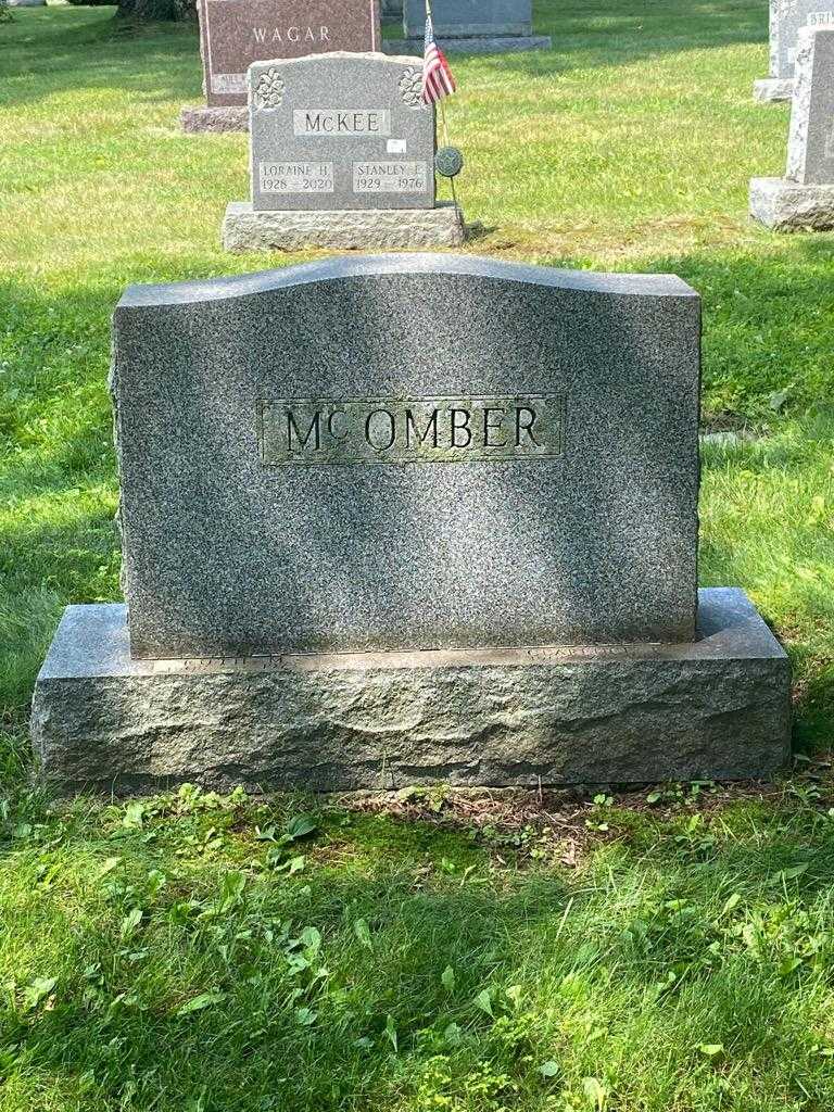 Ruth Mcomber's grave. Photo 3
