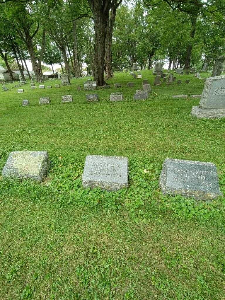 George William Snavlin's grave. Photo 1