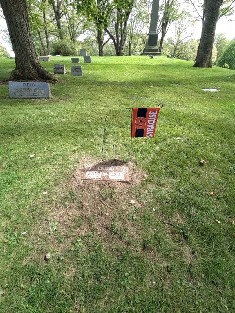 Betty M. Hewitt's grave. Photo 1