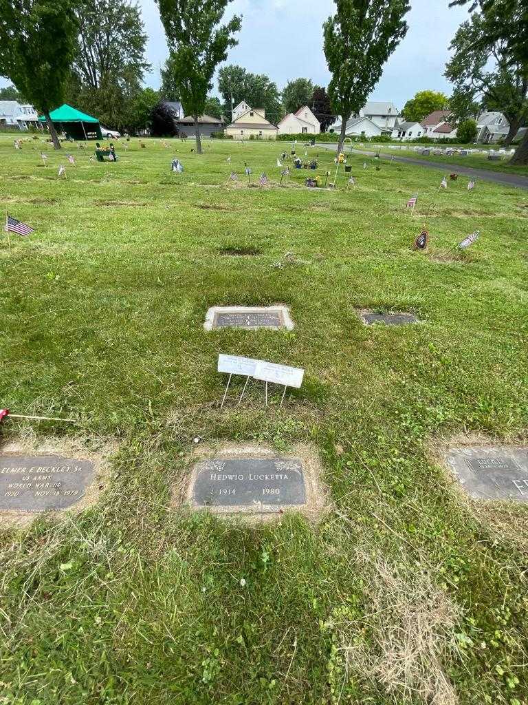 Arlene Luckette's grave. Photo 1