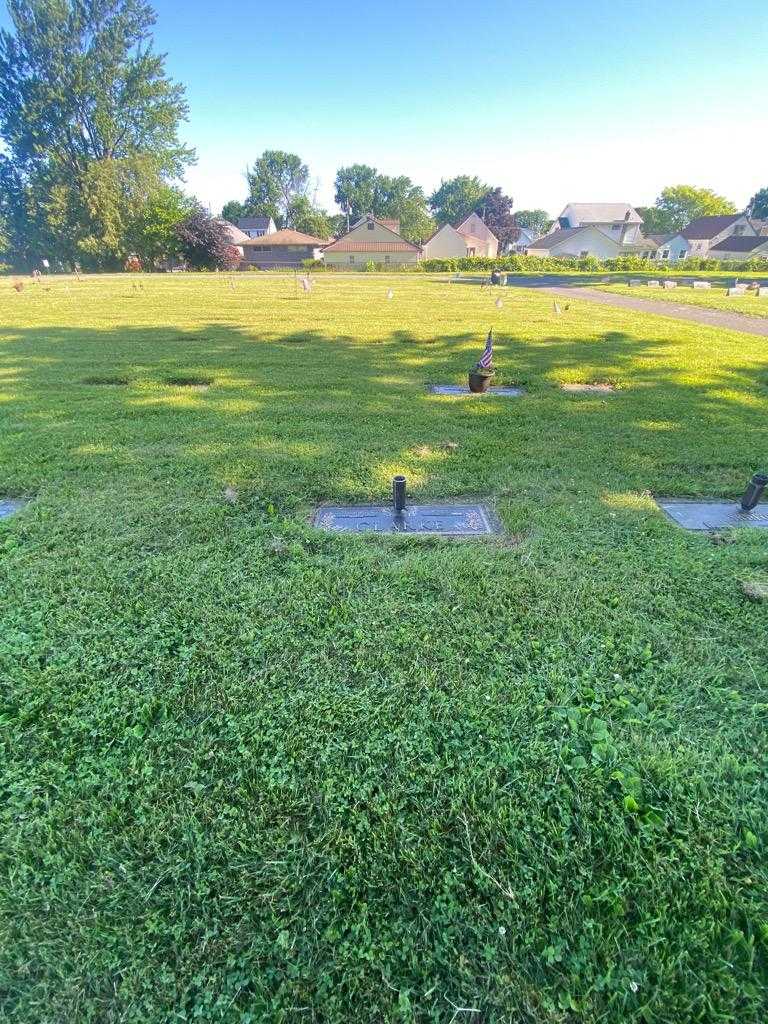 Wheaton Clarke's grave. Photo 1