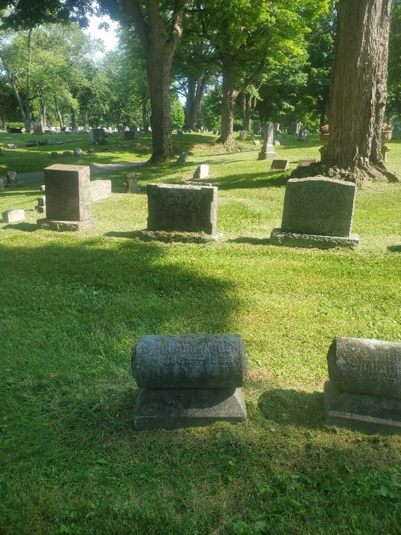 Mary Quackenbush's grave. Photo 1