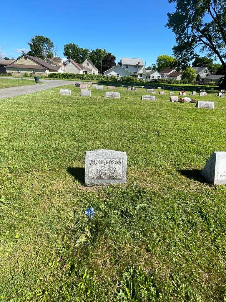 Lloyd J. Richardson Junior's grave. Photo 1