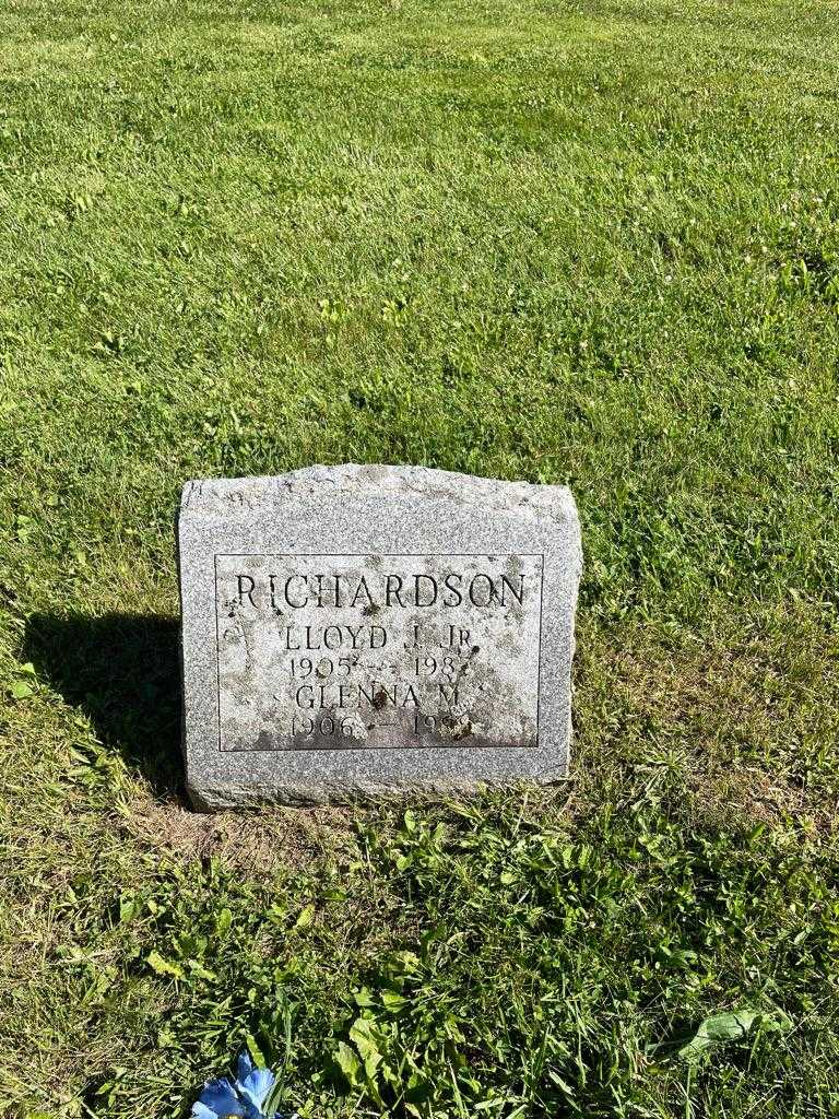 Lloyd J. Richardson Junior's grave. Photo 2