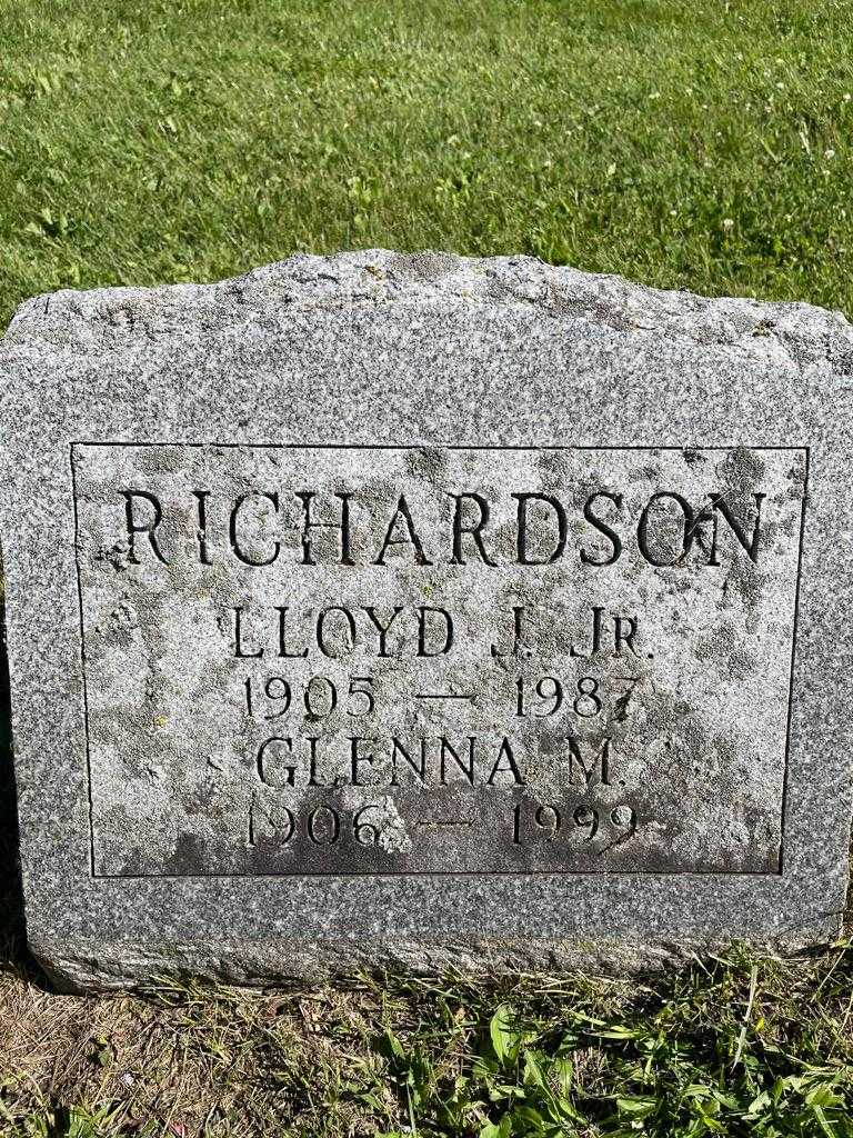 Lloyd J. Richardson Junior's grave. Photo 3