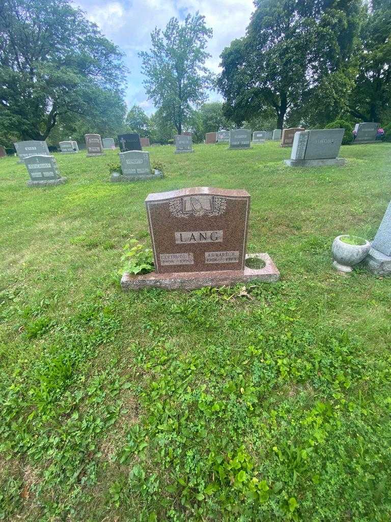 Gertrude E. Lang's grave. Photo 1