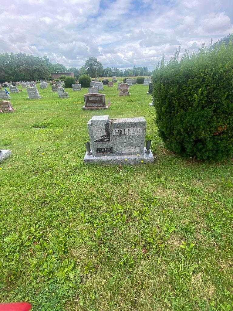 Arnold Miller's grave. Photo 1