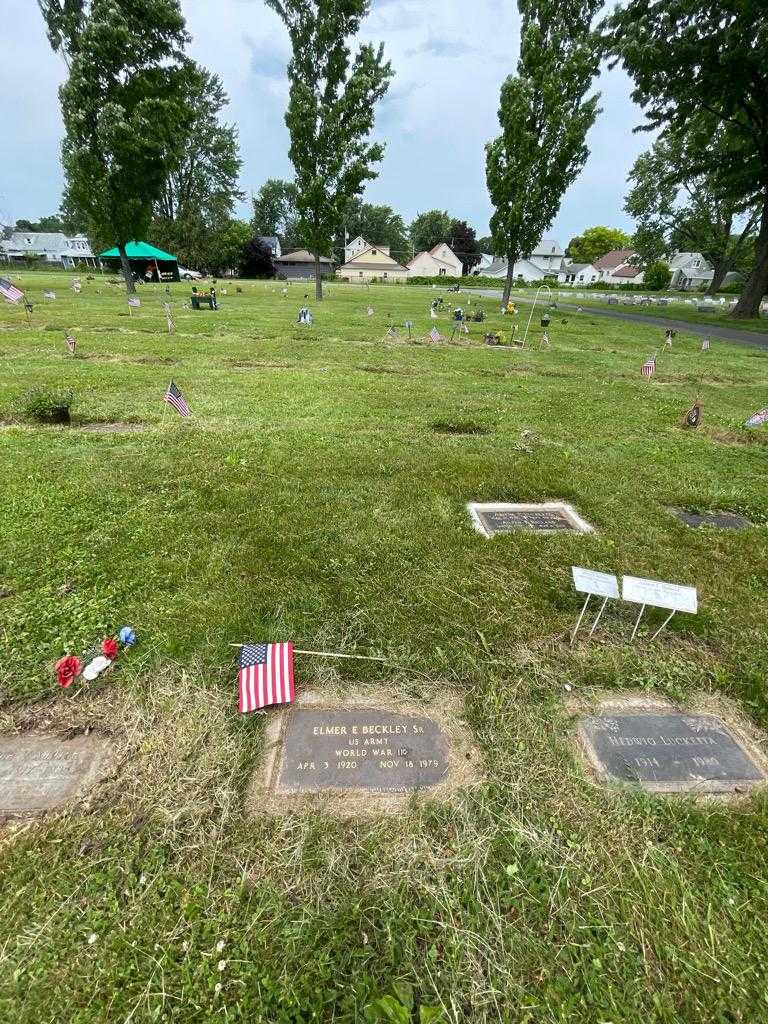 Elmer E. Beckley Senior's grave. Photo 1
