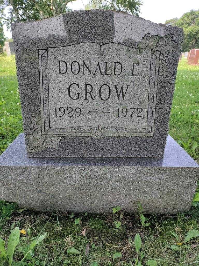 Donald E. Grow's grave. Photo 3