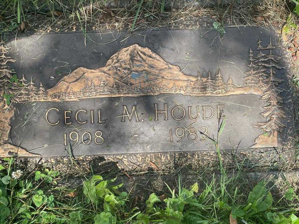Cecil M. Houde's grave. Photo 3