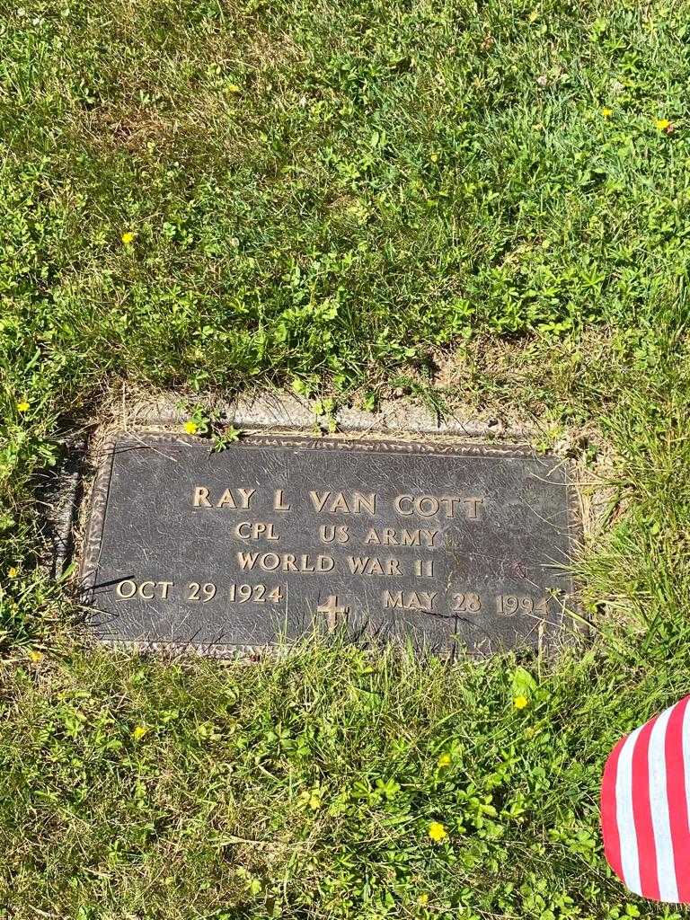Ray L. Van Cott's grave. Photo 3