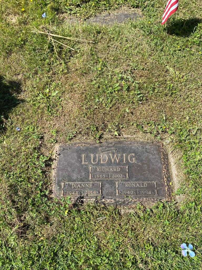 Ronald . Ludwig's grave. Photo 3